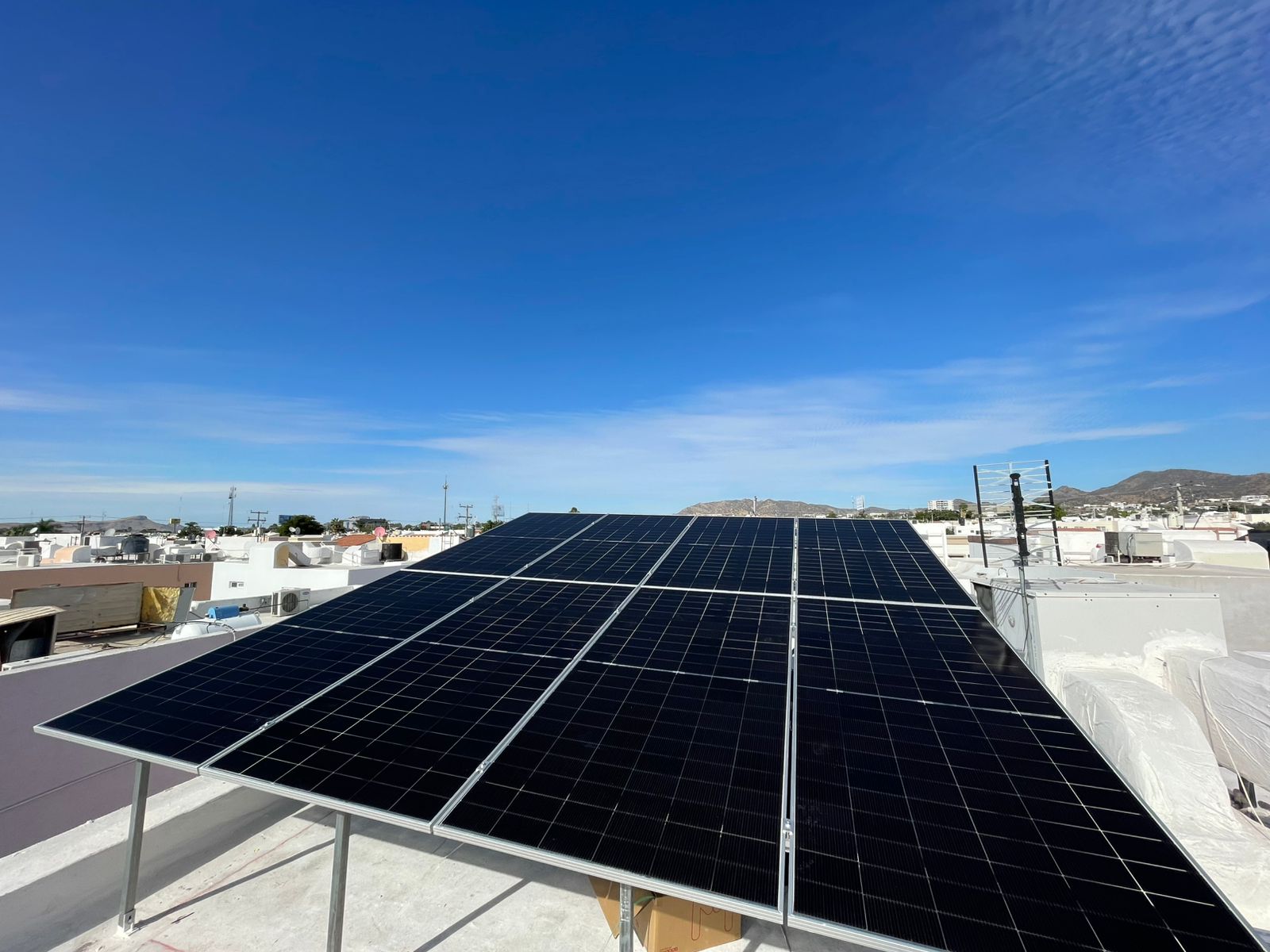 Paneles solares con vista a montañas y cielo azul
