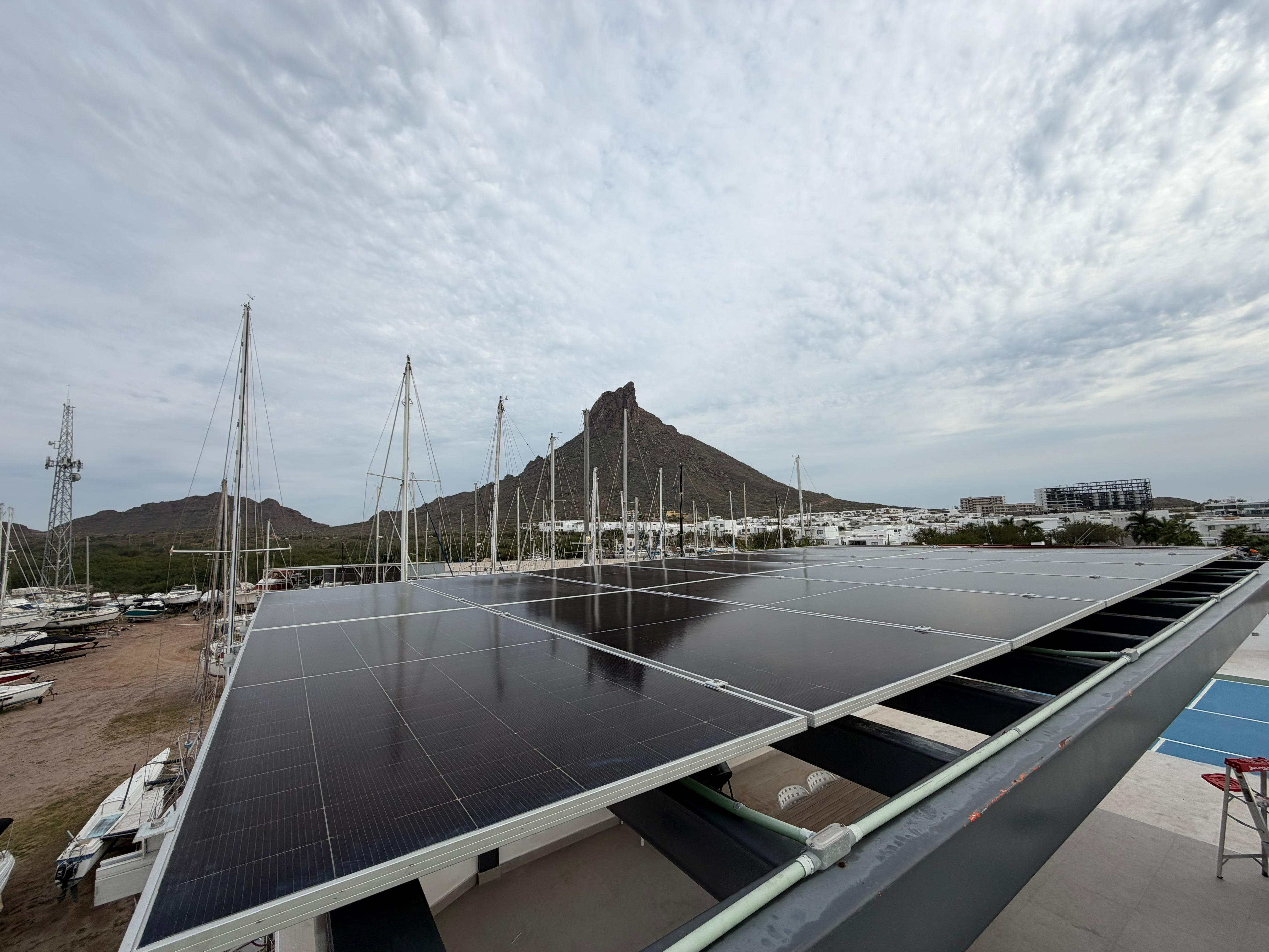 Instalación solar en marina con veleros
