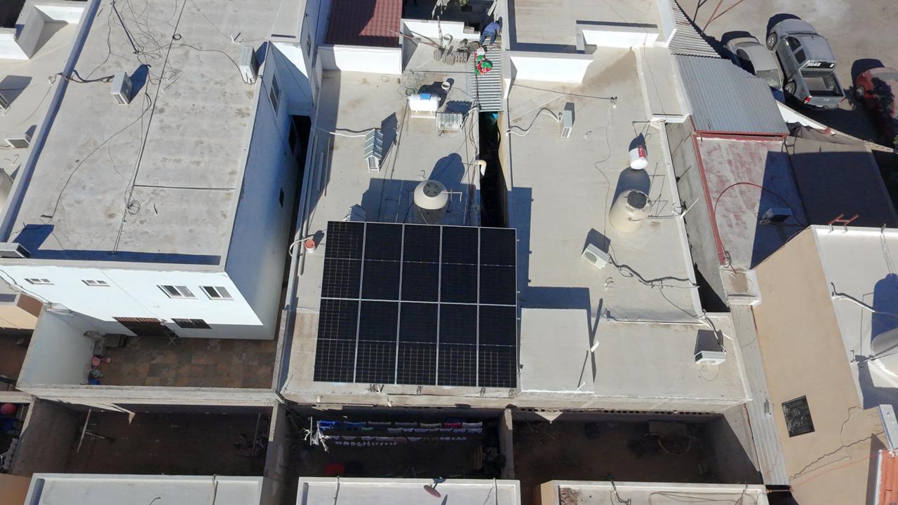 Vista aérea de paneles solares residenciales