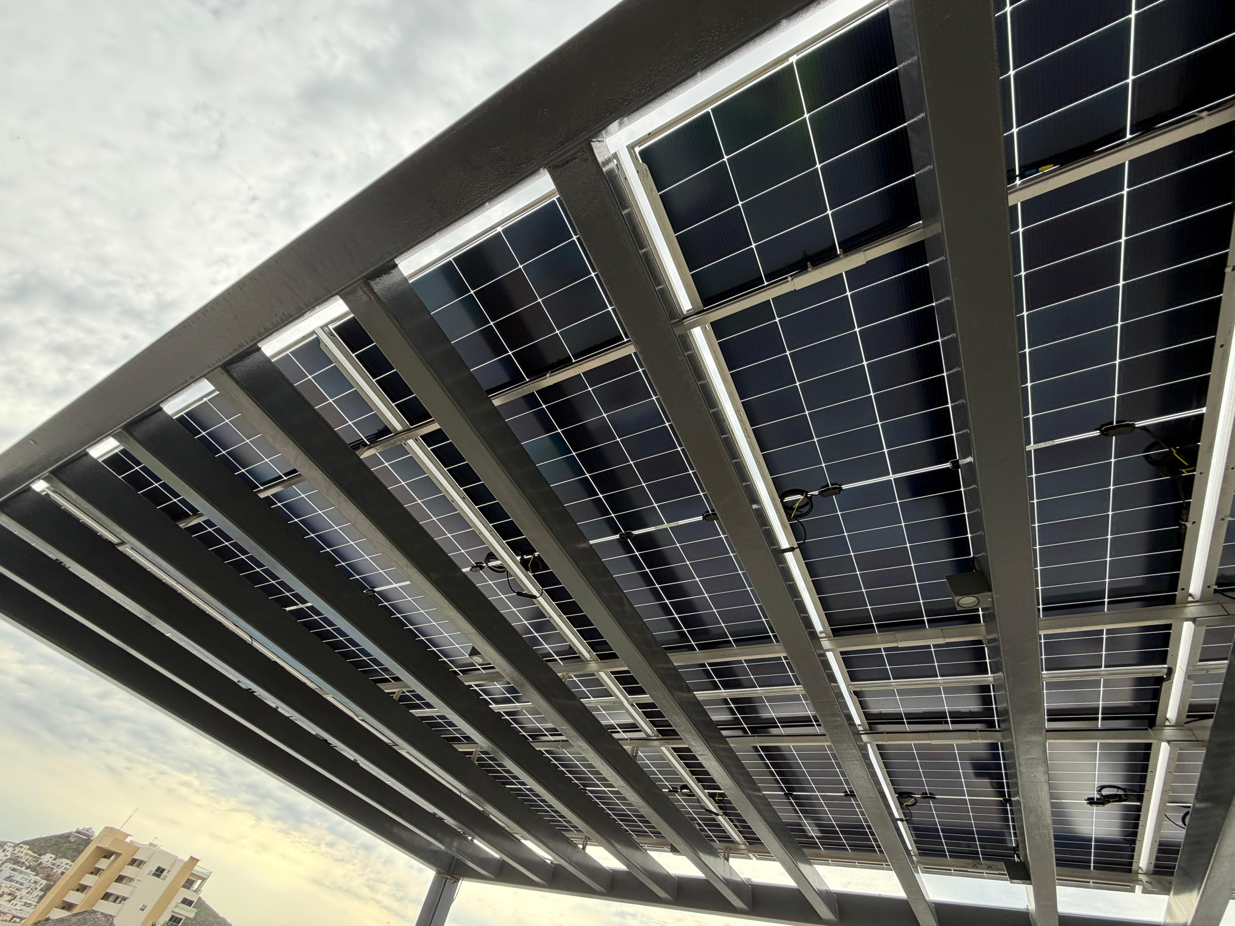 Vista desde abajo de paneles solares