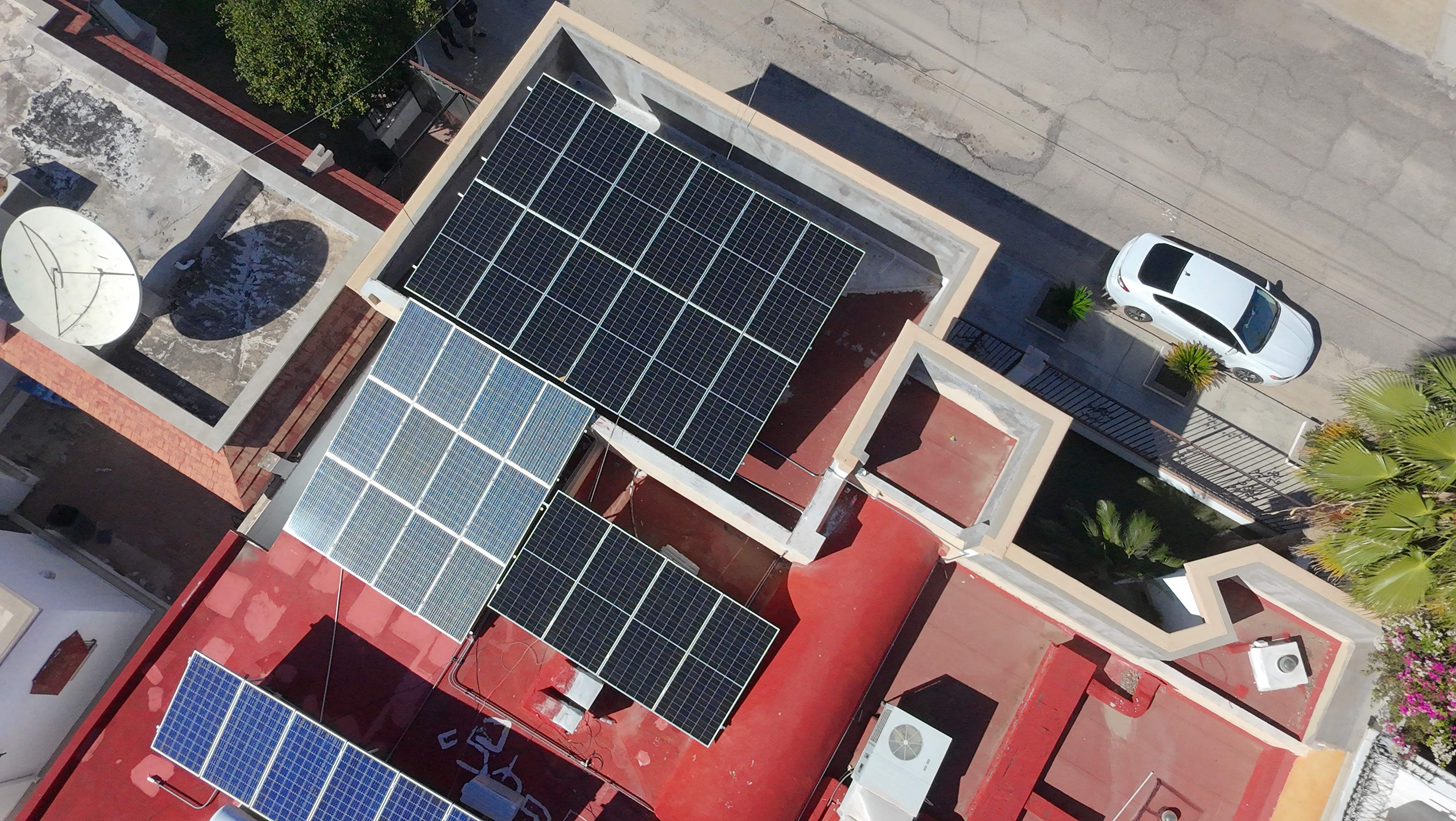 Paneles solares en techo rojo